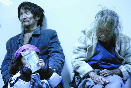 不孝儿子让八旬老母亲在寒风中乞讨(图)_社会