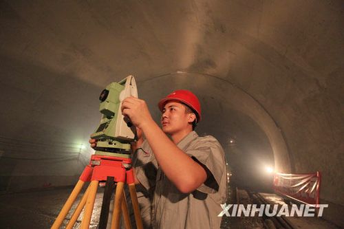 我国内地首条海底隧道在厦门全线贯通