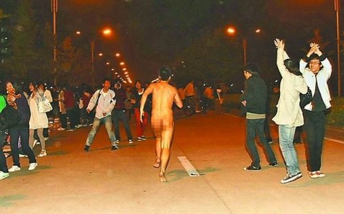 不少路人被雷得“外焦里嫩”,他想以此示范什么是激情