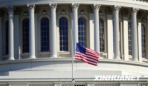 11月6日,位于美国首都华盛顿的国会大厦降半旗,悼念5日发生的得克萨斯州胡德堡陆军基地枪击案遇难者。当日,美国总统奥巴马下令白宫和所有联邦政府机构从6日至11日期间降半旗悼念枪击案遇难者。新华社/法新