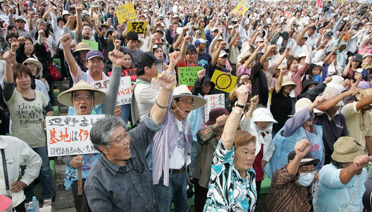 约2.1万名冲绳岛居民举行抗议，抗议普天间美军基地的重迁问题。