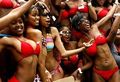 �Ϸ�300Ů�ɴ��Ȼ����νִ�����˹��¼(ͼ)