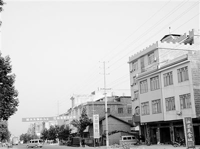 图为原来悬挂横幅的地方，被网民称为&ldquo;史上最牛征兵横幅&rdquo;已不存在。