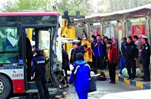 警方勘查现场.“车开得很快,一头就冲进来了,把人碾在车轮后又撞了一辆397路车.”昨日下午,四惠公交枢纽站,一辆322路公交车出站时撞向一交通牌,随后转头冲向站台,候车乘客1死4伤.公交集团称,该车等待发车时意外启动,司机采取避让和制动措施,使该车与停站车辆碰撞后停下.