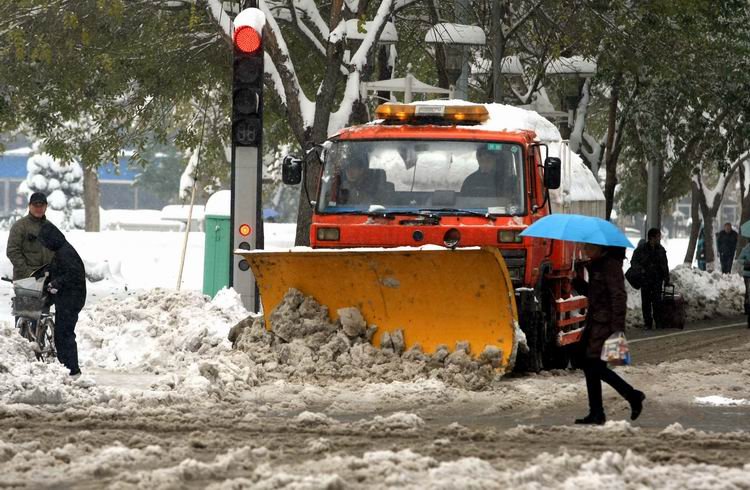 雪后重型清雪车上路清雪，韦佳摄