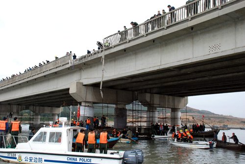 山東威海一輛客車墜入海中 2人死亡9人失蹤