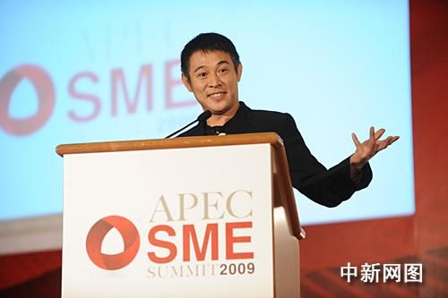 李连杰出席APEC会议 用英文发表演讲(图)_国