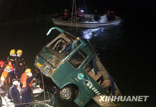 山東威海客車墜海事故確認(rèn)13人遇難
