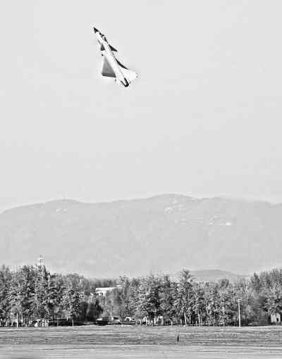 歼-10飞行员详解空中特技(组图)_国内图片