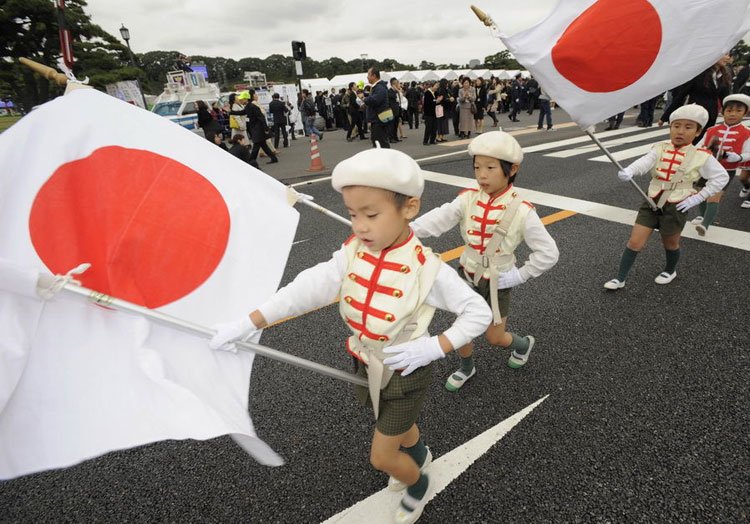 组图:日本民众庆祝明仁天皇登基20年_国际图片