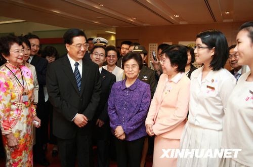 图文:胡锦涛参观新加坡南洋女子中学_国内图片