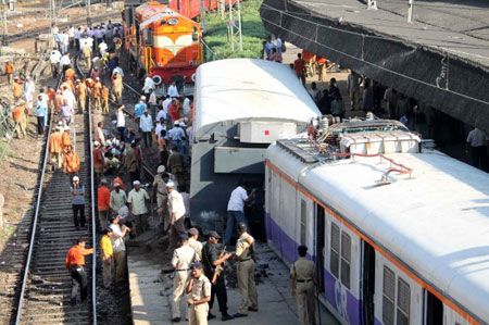 组图:印度孟买中央火车站列车脱轨_国际图片