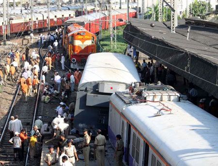 组图:印度孟买中央火车站列车脱轨_国际图片