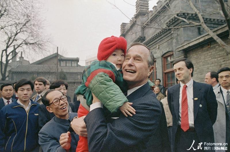 1989年,老布什访华,他抱起一名中国农村的孩子.