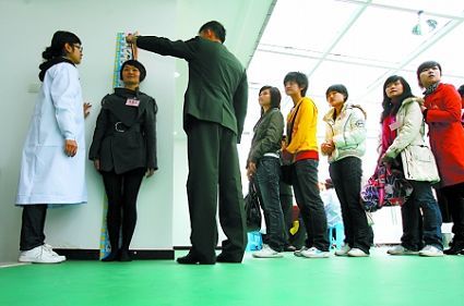 重庆700多<em>女</em>青年<em>征兵体检</em> 高薪白领应征(图)_