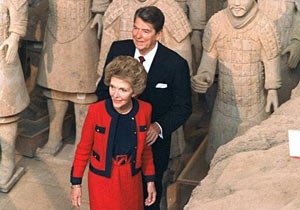 1984年4月29日,里根和夫人在西安参观兵马俑