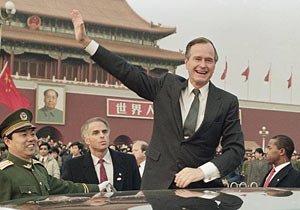 1975年12月4日,老布什随福特总统访华