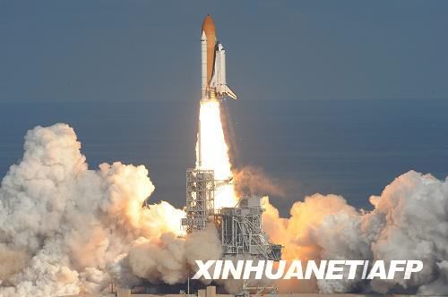 美国“阿特兰蒂斯”号航天飞机发射升空