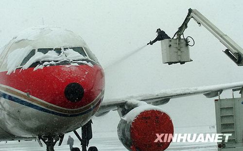 组图:大雪导致合肥骆岗机场暂时性关闭_国内图