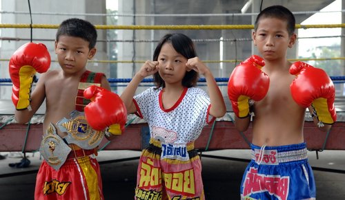 图片<em>故事</em>:拳击场上的泰国少年拳王_环球人物_