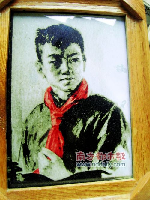 刘文学的母亲房间内放置的一张刘文学画像.