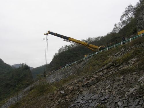 上海客车在贵州毕节翻车 已9人死亡30多人受伤