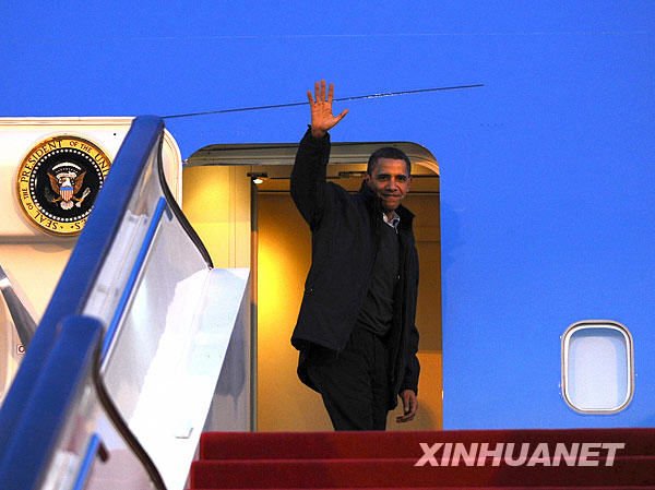 11月18日，美国总统奥巴马结束对中国的访问，乘专机离开北京。这是奥巴马挥手道别。新华社记者李涛摄