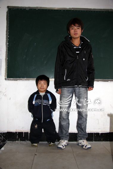 20岁高二男生身高不到1米成同学开心果(图)
