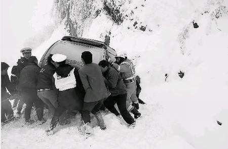 42名群众被困雪地 救援人员徒步上山救人(图)_
