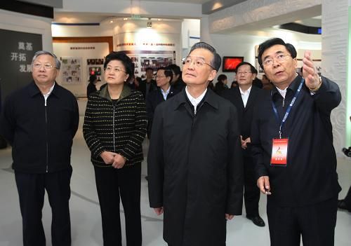 温家宝参观中国科学院建院60周年展并听取汇