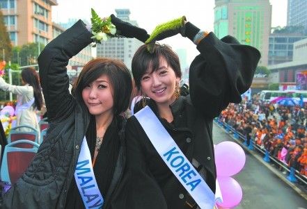 组图:<em>成都</em>花车大巡游 国际小姐性感亮相寒冬_