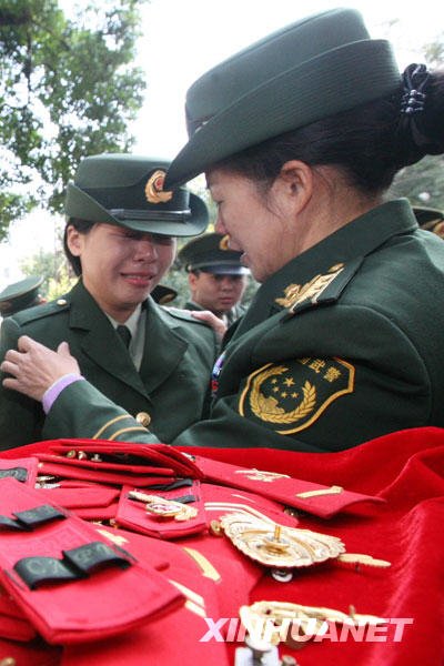 感人图集:老兵退伍泪流满面告别军营