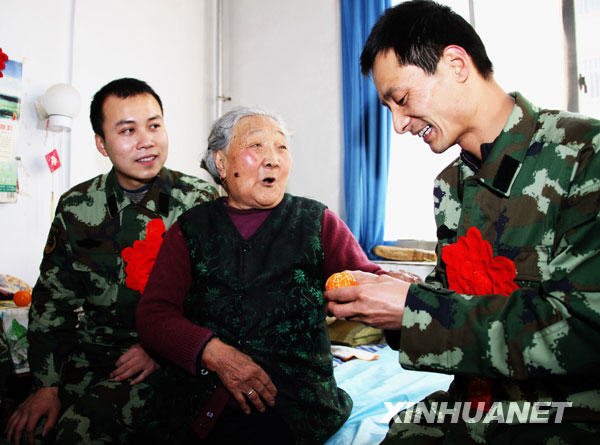 感人图集:老兵退伍泪流满面告别军营