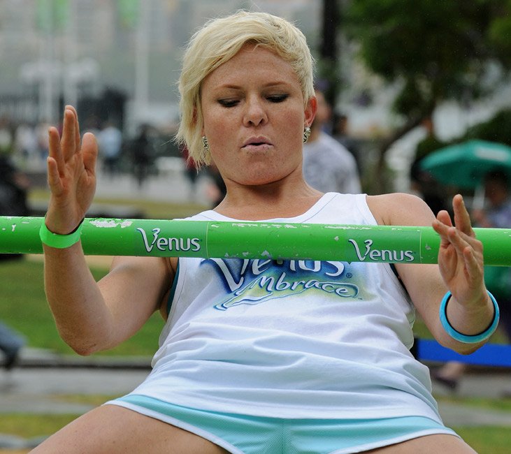 高清图:澳大利亚上百位美女过低杆玩平衡_国