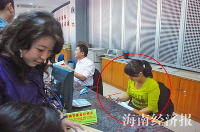 海南职能部门服务窗口大调查:工作人员玩手机