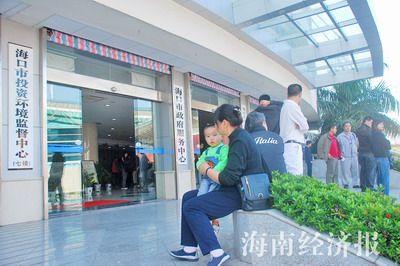 海南职能部门服务窗口大调查:工作人员玩手机