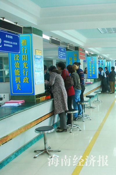 海南职能部门服务窗口大调查:工作人员玩手机