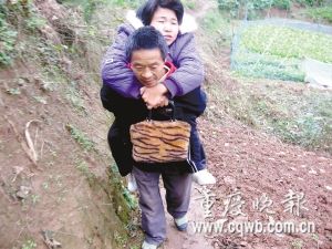 无论上街,还是种田,樊普明都要把妻子背在一起。