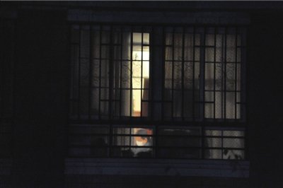 工作人员在事发房屋勘察。
