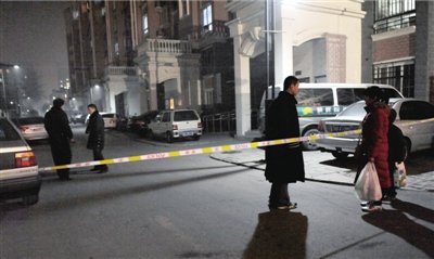警方在事发小区拉上警戒线。