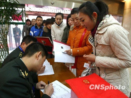 北京首次对应征女兵进行才艺面试(组图)_QQ图