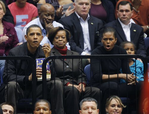 组图:奥巴马吃零食观看大学生篮球联赛_QQ图