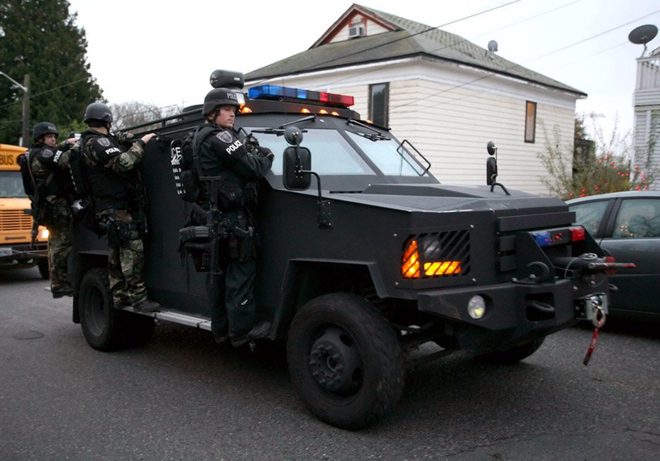 组图:美警方出动反恐特警搜捕伏击警察嫌犯_国
