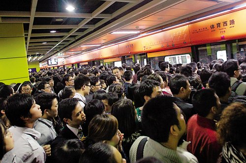 广州地铁三号线人多拥挤 堪比春运挤火车(图)_地方站-广东_新闻_腾讯网