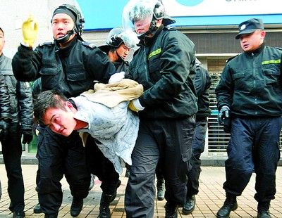 闹市中,特警制服持刀男子_滚动新闻