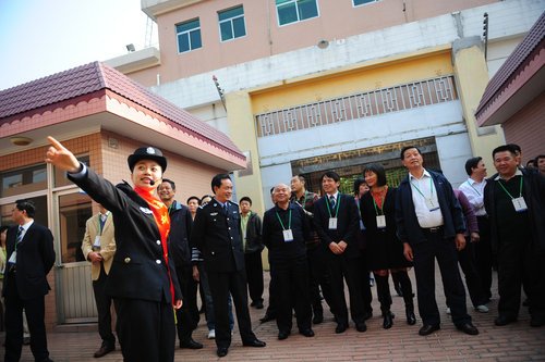 2009年12月3日,深圳第三看守所,来参观的嘉宾在工作人员的指引下进入