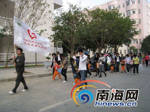 海大志愿者牵手残疾儿童(组图)_海南_新闻_腾