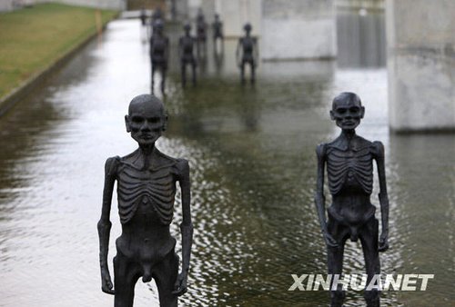 12月8日，在丹麦首都哥本哈根，12个气候难民雕塑摆放在联合国气候变化大会会场外的小河里，以提醒人们注意气候变化给人类带来的深远影响