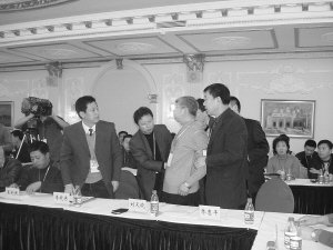 哈尔滨水价听证会上代表怒扔矿泉水瓶(图)