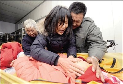 三岁半女童输液中猝死医生称已尽力(组图)_新闻_